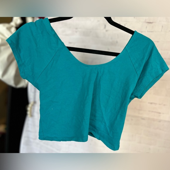 Cute crop top turquoise nice fit. Size L. Arden B - Picture 4 of 7